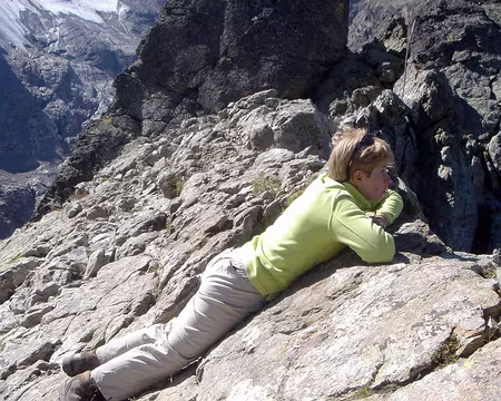 Oisans 035 Bernadette guette l'ennemi.
