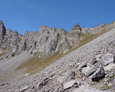 Oisans 042 Une dernière vue sur le col en descendant vers le lac.