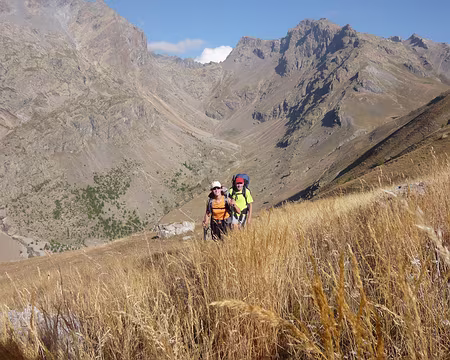 Oisans 070 Au fond le trajet de la veille (verrou glaciaire du lac de l'Eychauda et crête des Grangettes)
