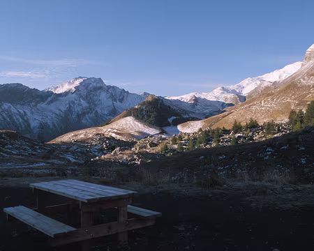UB070129 Petit déjeuner tiré du sac et pris rapidement dans une température glaciale
