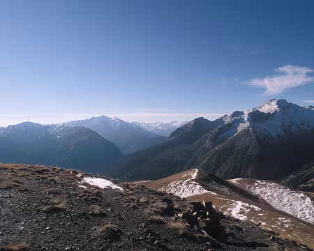 UB070214 A gauche, la vallée de l’Ubaye, à droite, la Tête de Vallon Claous (2945m)