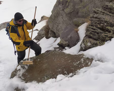 Mercantour 127 Après-midi culturelle mais il faut balayer la neige pour voir les gravures.