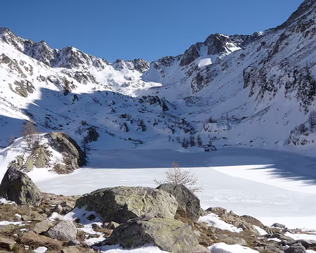 Mercantour 281 Lac de Trécolpas et Pas des Ladres, au soleil au fond.