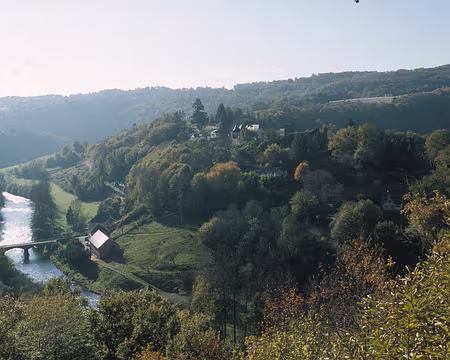 VE070426 La Vézère et les ruines du château de Comborn