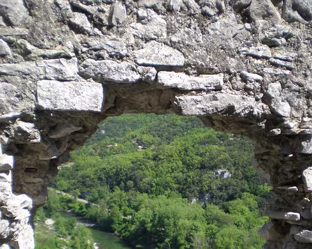 07LaCze La Cèze vue à travers les ruines du château de Ferreyroles