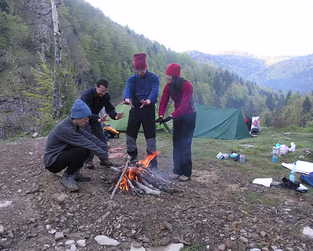 P1010250 Le groupe allume le feu dans un effort de concentration