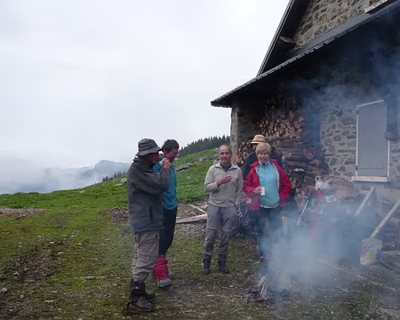 Prapoutel 049 Un petit feu pour réchauffer les troupes et le temps gris.