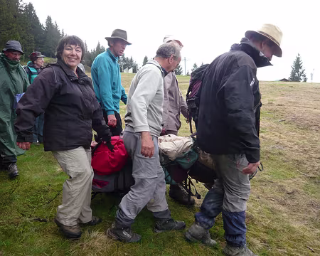 Prapoutel 057z562 Et le brancard de fortune pour ceux qui ne peuvent plus marcher ...