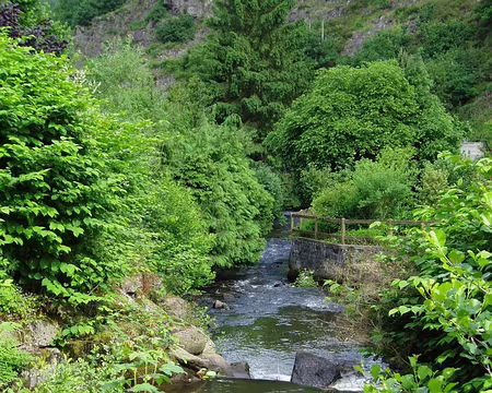 03 La Vire coule dans une vallée pittoresque