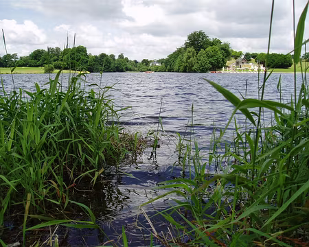 06 L’itinéraire suit les rives sinueuses du lac de la Dathée...