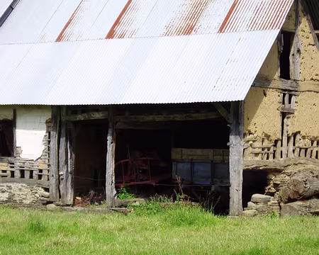 26 ... des remises en torchis et pans de bois jouxtent les maisons d’habitation en pierre