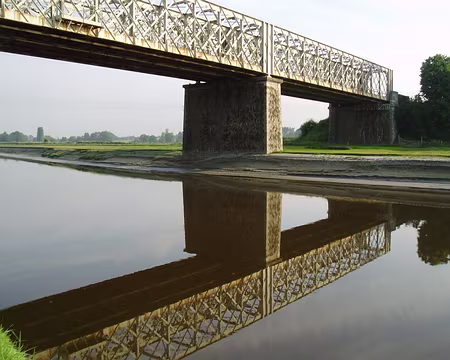 51 ... et le pont ferroviaire...