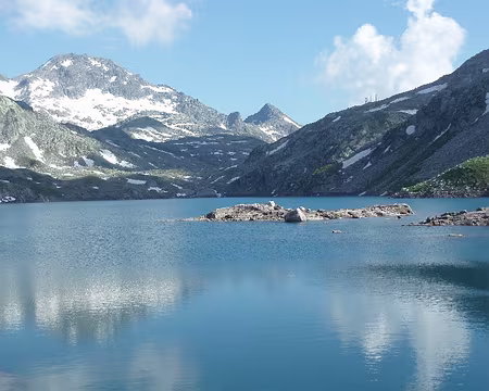 Sept Laux 8z570 La sérennité d'un lac de montagne