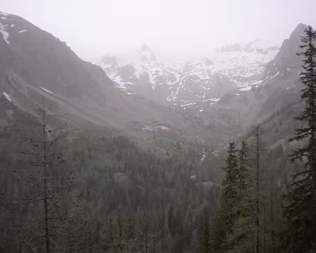 021 Au loin, le refuge de la Madone de Fenestre.
