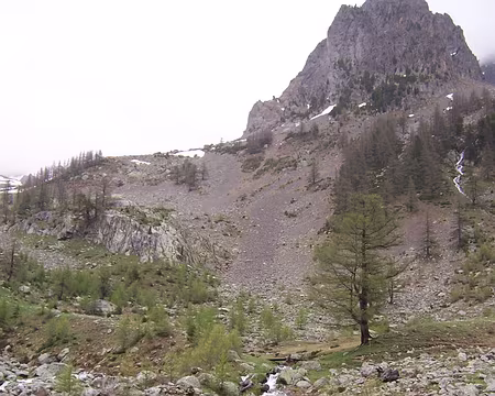 024 La neige fond abondamment et tous les ruisseaux débordent.