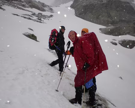 036 3ème jour : en montant au Col de Fenestre, sous une petite pluie se transformant en neige.
