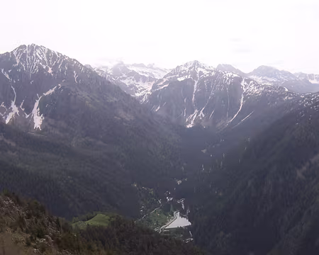 090 En contrebas, le village du Boréon.