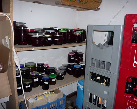 Pays Valaisans 007 Inconscients de l'auberge Alpina qui nous rangent nos sacs avec confitures et boutanches.