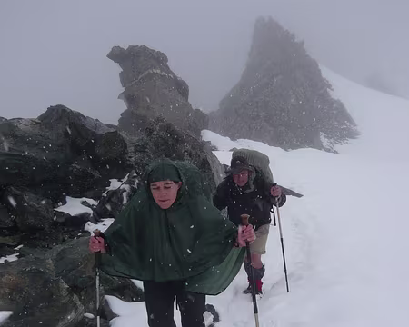 Pays Valaisans 035 C'est que plus haut il neige et les randonneurs souffrent.