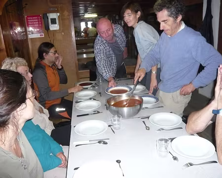 Pays Valaisans 044 Alain fait le service.