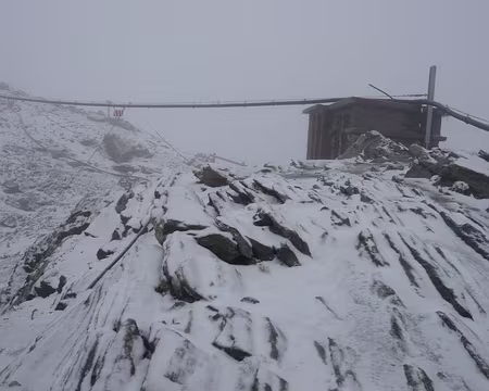 Pays Valaisans 047 Aller aux toilettes est une expédition risquée, du IV sup au moins !