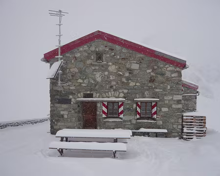 Pays Valaisans 052 Le refuge de Tracuit (3256 m). Pour tout dire le gardien croyait que nous ne viendrions pas et nous a reproché de ne pas avoir téléphoné pour dire que l'on...