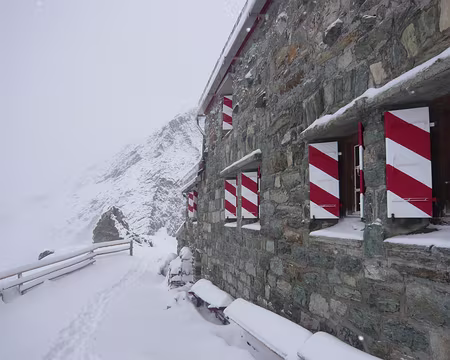 Pays Valaisans 055 Le refuge de Tracuit (3256 m)
