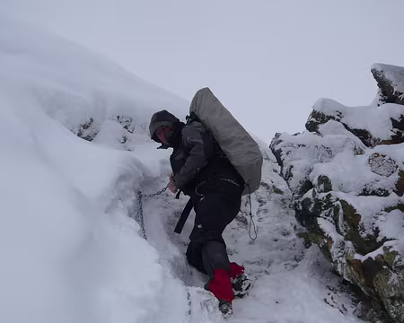 Pays Valaisans 060 Le passage de la chaîne est devenu glissant, on ne voit pas les pierres ni les marches sous la neige.