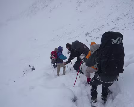 Pays Valaisans 063 On ne voit pas le chemin sous la neige, si bien que les premiers vont le perdre.