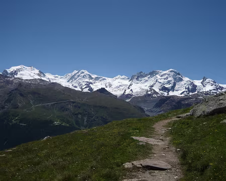 Pays Valaisans 204 Suivie du balcon vers Shönbiel Hutte.