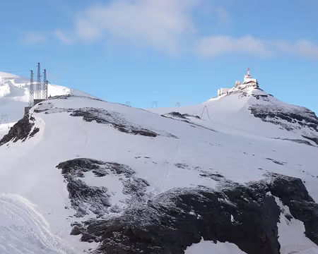 Pays Valaisans 281 Décor lunaire et surréaliste. Montagne défigurée pour la rendre plus accessible à tous.