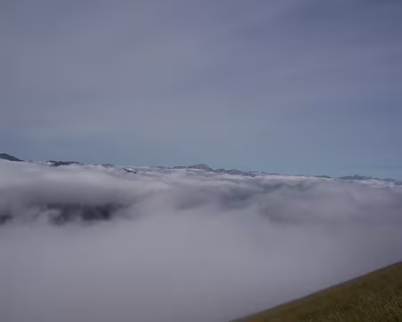 010 Mer de nuage. Tout au fond, de l'autre côté du Trièves, le Vercors, avec le Grand-Veymont et le Mont Aiguille.