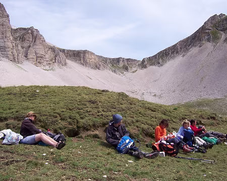 019 Déjeuner avant de s'élancer vers le Col de Charnier, au fond.