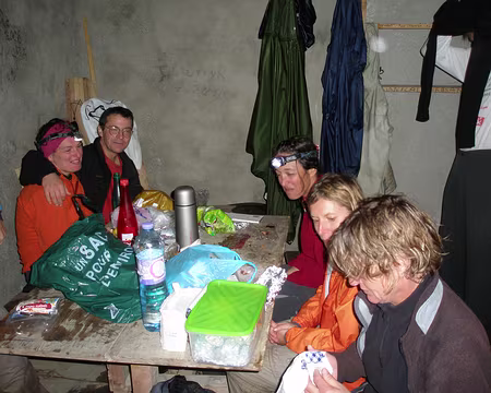 P8150013 Apres des heures de marche sous la pluie, le grésil, et le vent, la premiere cabane est vraiment un havre de repos