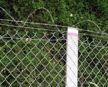 04 Bizarre cette association chemin de grande randonnée et barbelés...