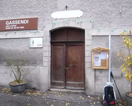AlpesProvencales 191 Le gîte d'étape est dans une ancienne caserne : nous y découvrons la chaleur pulsée : le poêle aussi mange des croquettes.