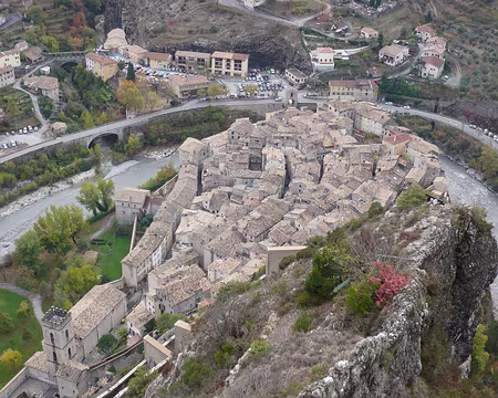 AlpesProvencales 332 Entrevaux occupe une boucle stratégique du Var.