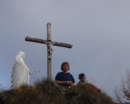 043z627 Apparition d'une Madone et de deux randonneurs