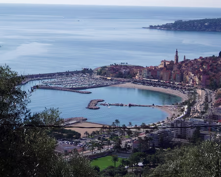 002z633 On s’élève vite au dessus de Menton
