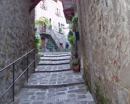 069 Luceram : jolie ruelle