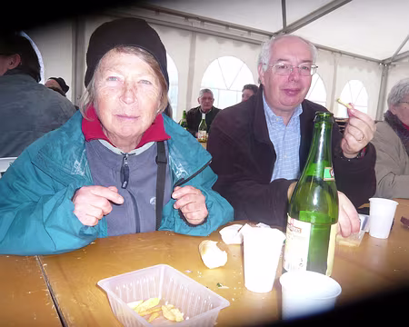 PaysdeCaux 099 Et l'organisatrice ne se laisse pas abattre, non plus, côté fourchette.