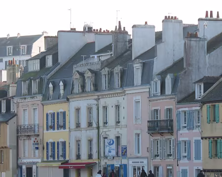 007 Les façades colorées se dressent sur le « fou quai »