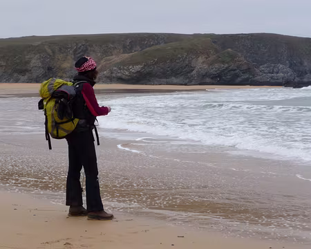 042 Sur la plage de Donnant, Patricia contemple l’horizon.