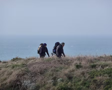 058 Des randonneurs isolés sur le littoral