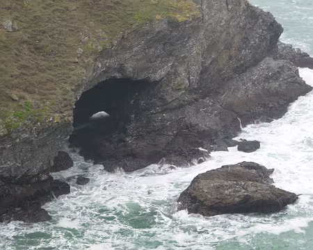 076 La grotte de Porthos, où il serait venu mourir.