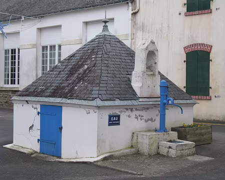 082 …jusqu’à Locmaria -sa fontaine-,