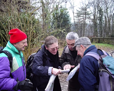 016 Le grand schtroumph, à gauche, supervise l'opération
