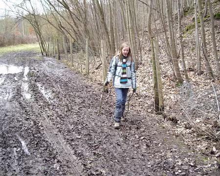 030 La ptite jeune traînerait-elle la patte ?