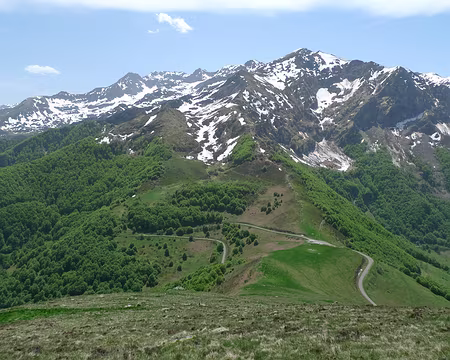 10 Descente abrupte dans les pentes herbeuses du versant sud, face aux sommets de la chaîne frontalière.