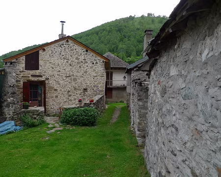 18 2ème jour. A travers les ruelles gazonnées d'Aunac.